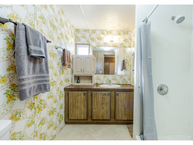 77500 S 6TH St C19, Cottage Grove, OR 97424