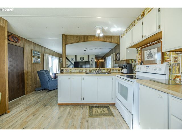 77500 S 6TH St C19, Cottage Grove, OR 97424