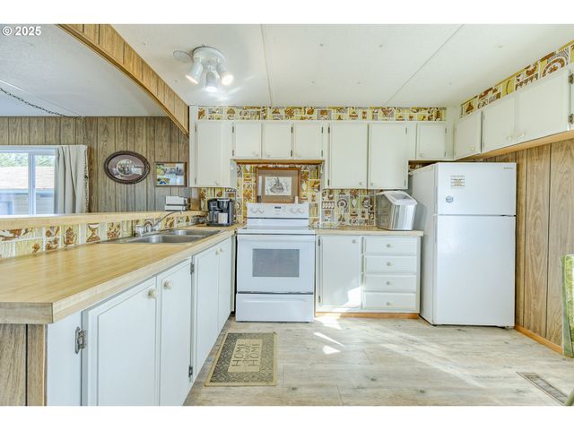 77500 S 6TH St C19, Cottage Grove, OR 97424