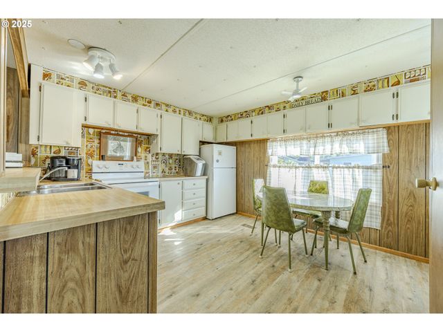 77500 S 6TH St C19, Cottage Grove, OR 97424
