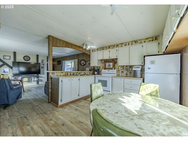 77500 S 6TH St C19, Cottage Grove, OR 97424