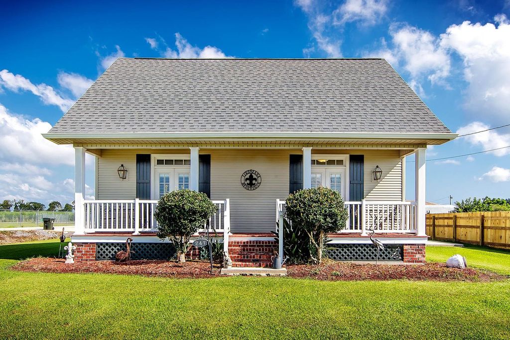 241 Horseshoe Rd, Schriever, LA 70395