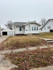 1326 Crescent Drive, Newton, IA 50208