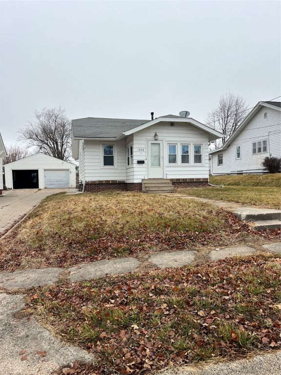 1326 Crescent Drive, Newton, IA 50208