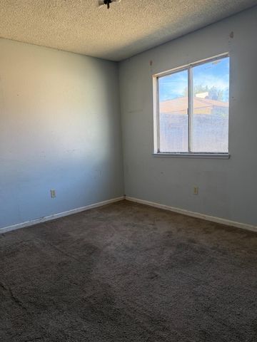 909 Crippen Ave, Modesto, CA 95351