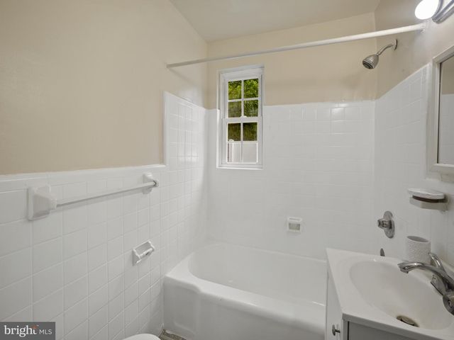 10 Danbury St SE Apt 1, Washington, DC 20032