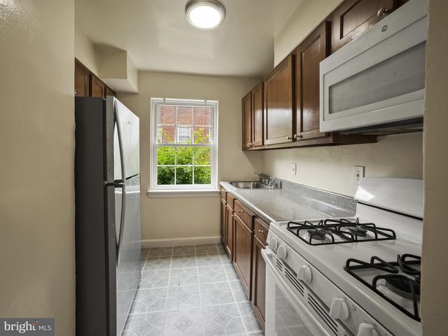10 Danbury St SE Apt 1, Washington, DC 20032