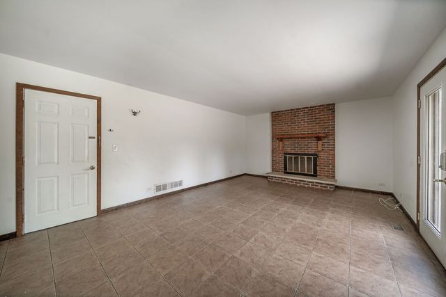 8 HALF DAY Road, Lincolnshire, IL 60069