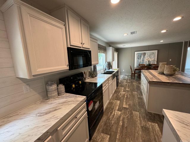 7381 Mars Hill Rd, Bauxite, AR 72011