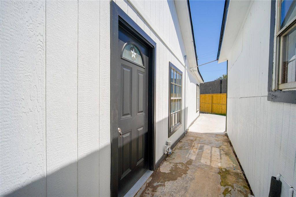 7318 Dahlia Street C, Houston, TX 77012