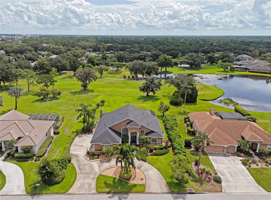 Image 2 of property listing at 6213 GLEN ABBEY LANE, Bradenton, FL 34202