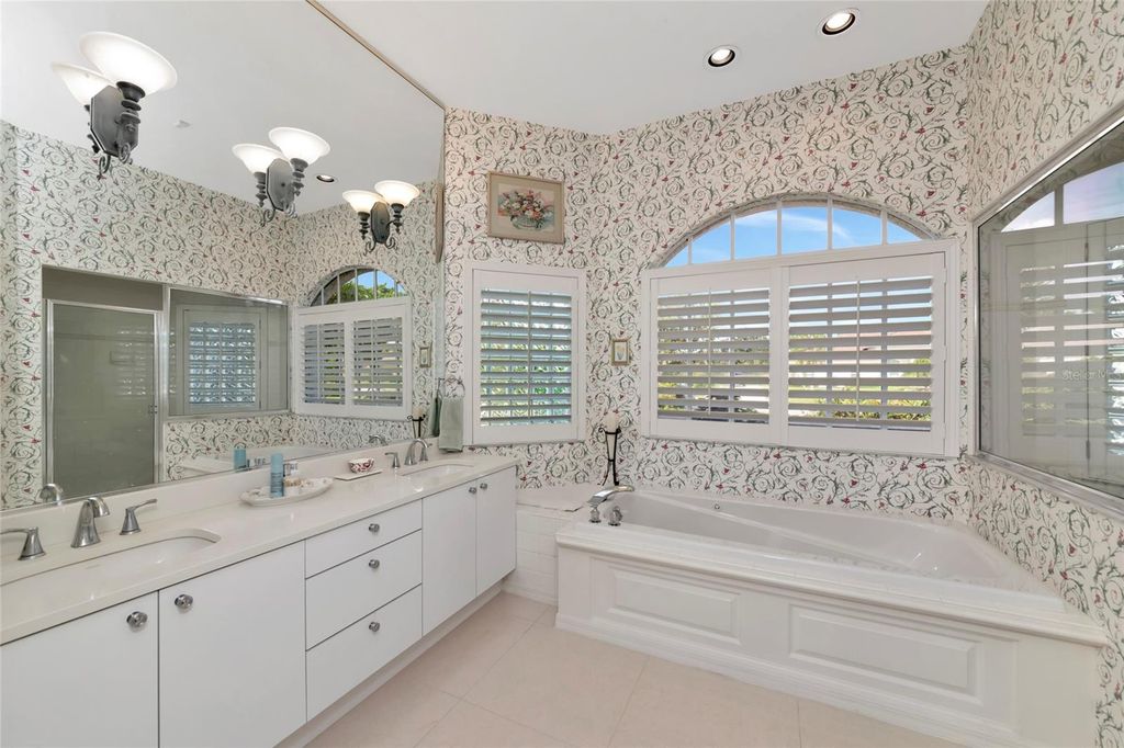 Image 12 of property listing at 6213 GLEN ABBEY LANE, Bradenton, FL 34202