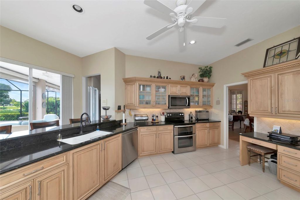 Image 14 of property listing at 6213 GLEN ABBEY LANE, Bradenton, FL 34202