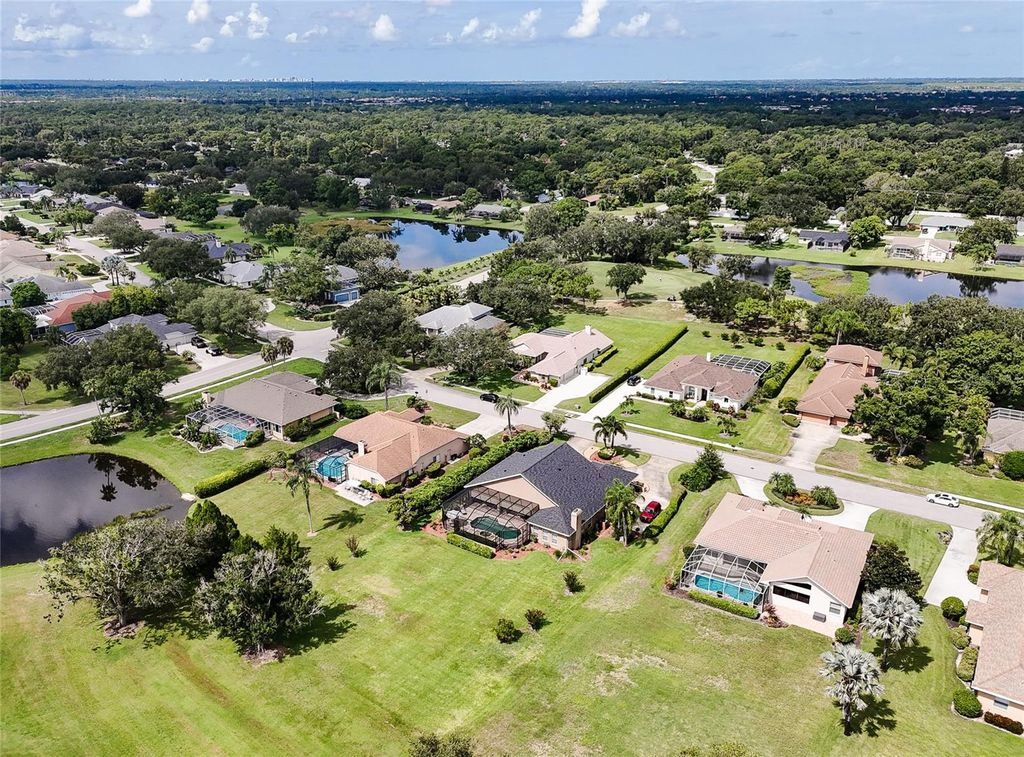 Image 3 of property listing at 6213 GLEN ABBEY LANE, Bradenton, FL 34202