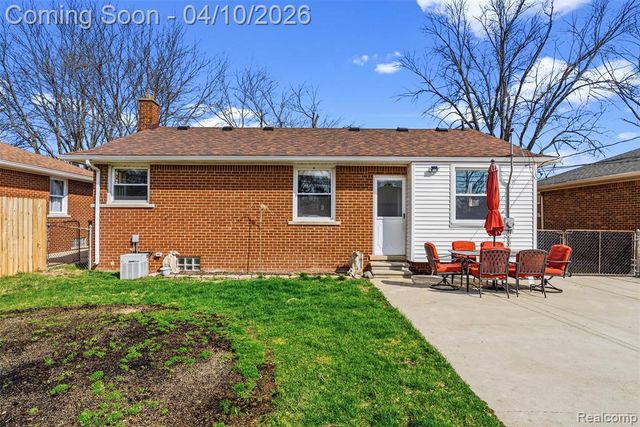 21100 Bon Brae Street, Saint Clair Shores, MI 48081