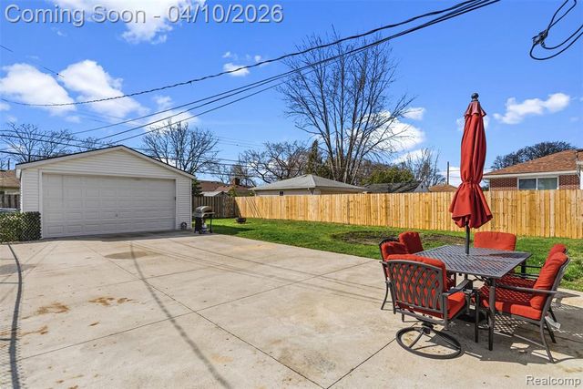 21100 Bon Brae Street, Saint Clair Shores, MI 48081