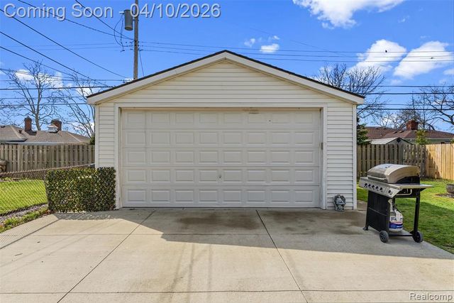 21100 Bon Brae Street, Saint Clair Shores, MI 48081