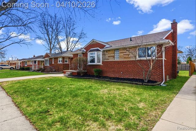 21100 Bon Brae Street, Saint Clair Shores, MI 48081