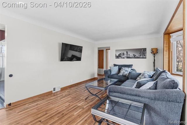 21100 Bon Brae Street, Saint Clair Shores, MI 48081