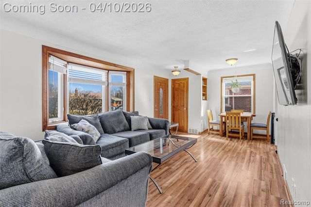 21100 Bon Brae Street, Saint Clair Shores, MI 48081