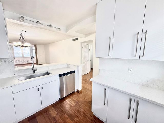 901 NE 14th Ave 104, Hallandale Beach, FL 33009