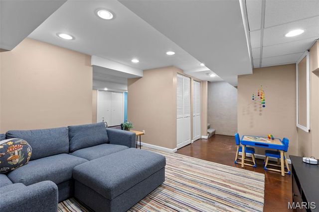 7567 Stanford Avenue, St Louis, MO 63130