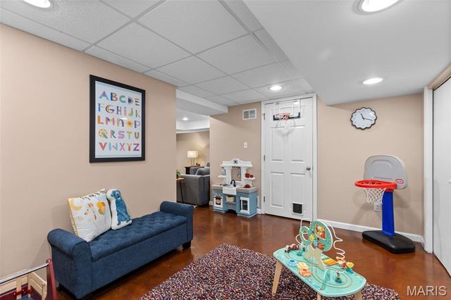 7567 Stanford Avenue, St Louis, MO 63130