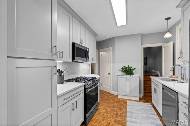 7567 Stanford Avenue, St Louis, MO 63130