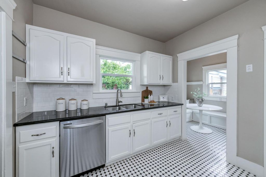 Image 11 of property listing at 636 E Yale Avenue, Fresno, CA 93704