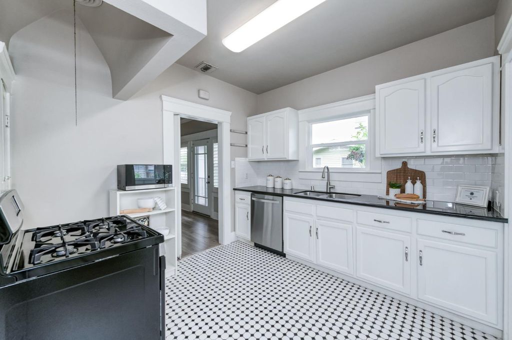 Image 12 of property listing at 636 E Yale Avenue, Fresno, CA 93704