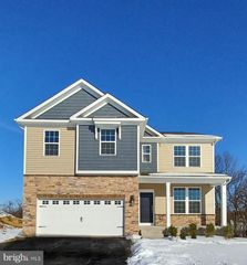 102 WINDING RD, Forks Township, PA 18040