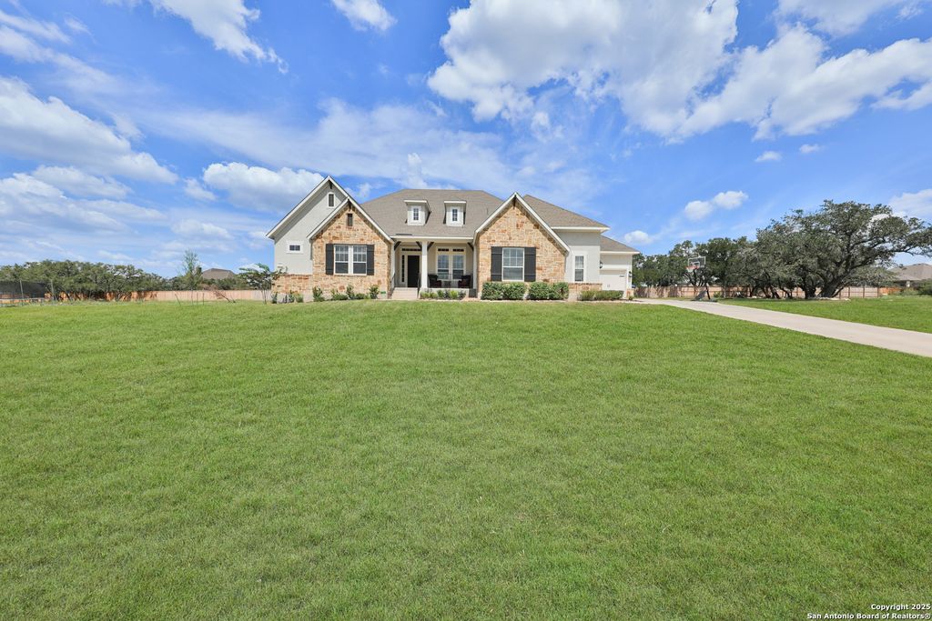 195 Piper St, Castroville, TX 78009