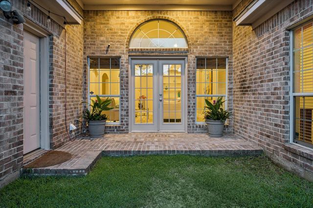 8802 Robindell Drive, Houston, TX 77074