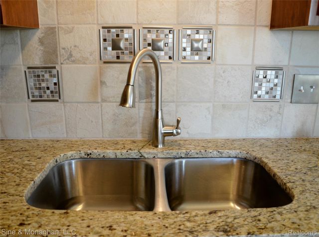 421 W Kalama Avenue S, Madison Heights, MI 48071