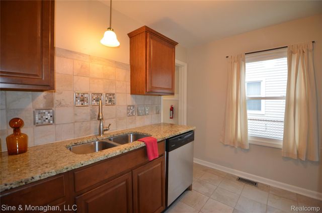 421 W Kalama Avenue S, Madison Heights, MI 48071