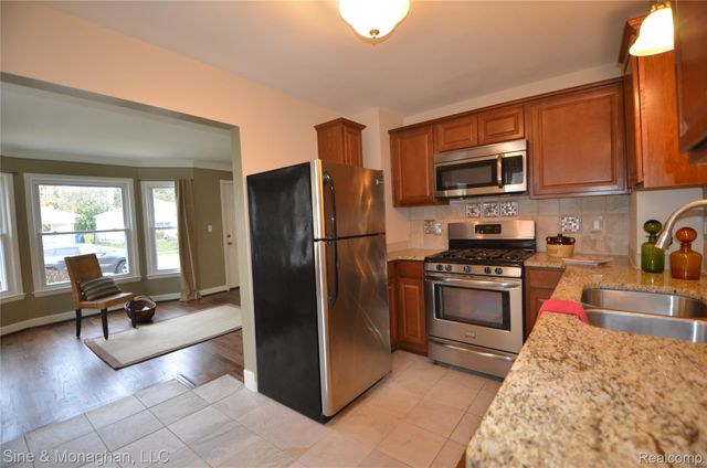 421 W Kalama Avenue S, Madison Heights, MI 48071