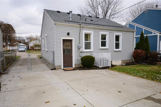 421 W Kalama Avenue S, Madison Heights, MI 48071
