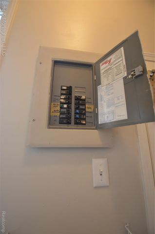 421 W Kalama Avenue S, Madison Heights, MI 48071