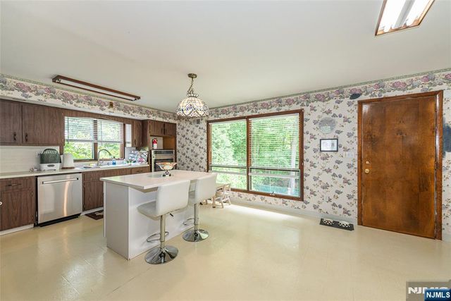 319 Winifred Drive, Totowa, NJ 07512