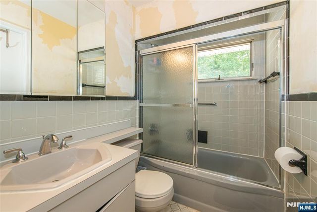319 Winifred Drive, Totowa, NJ 07512