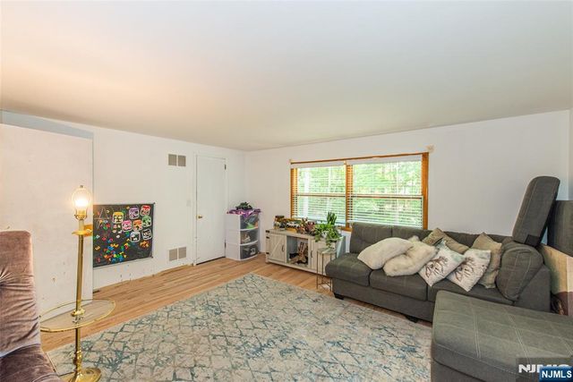 319 Winifred Drive, Totowa, NJ 07512