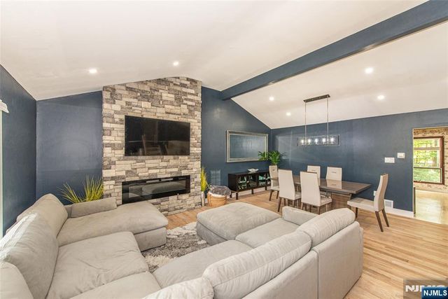 319 Winifred Drive, Totowa, NJ 07512