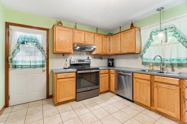 224 Perryville Rd, Rehoboth, MA 02769
