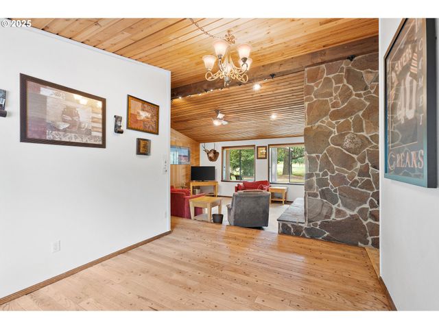 20154 Se FOSTER Rd, Damascus, OR 97089