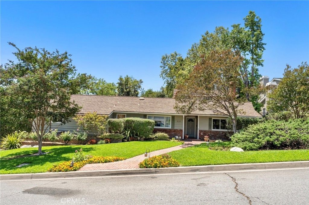 Image 3 of property listing at 561 Sierra Meadows, Sierra Madre, CA 91024