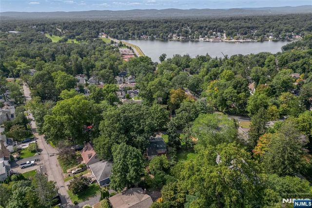 2 Crow Trail, Wayne, NJ 07470