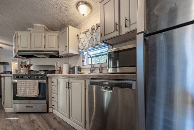 75 Kristen Ln, Wareham, MA 02571
