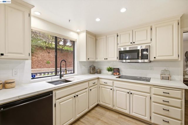 28 Harrington Rd, Moraga, CA 94556