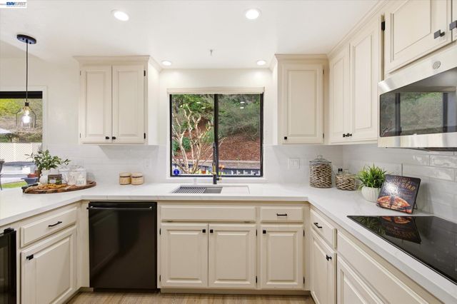 28 Harrington Rd, Moraga, CA 94556
