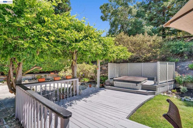 28 Harrington Rd, Moraga, CA 94556